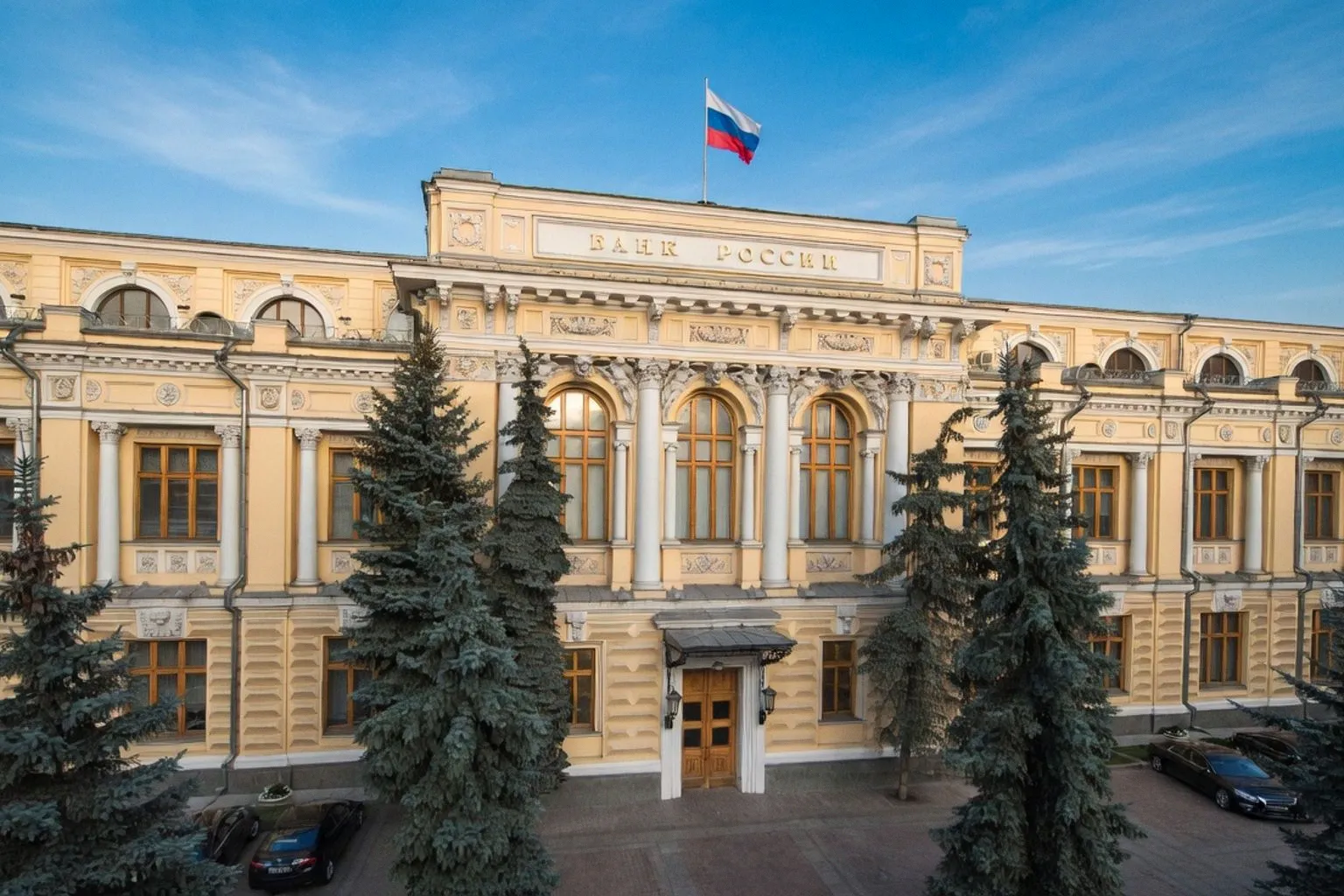 ЦБ продлил ограничения на снятие наличной валюты до марта 2027 года
