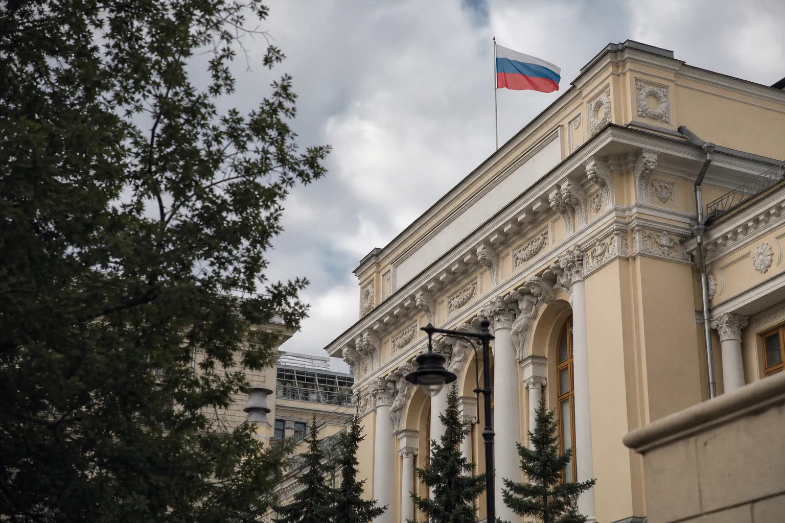 Снижение ключевой ставки ЦБ до 14,25%: мнение Александра